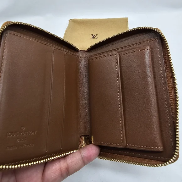 Louis Vuitton compact wallet - SOLD🥳 - Picture 3 of 9
